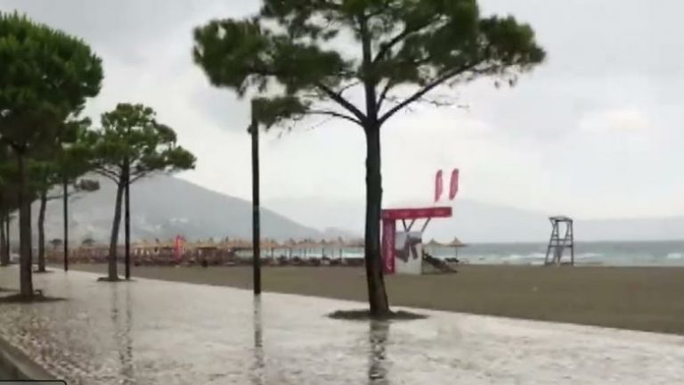 Plazhet e Shqipërisë sot i kaploi stuhia dhe shiu, meteorologët tregojnë si do të jetë në fundjavë