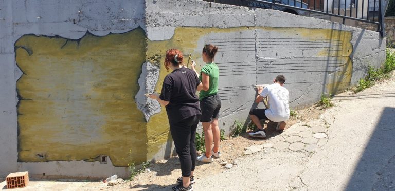 “Ec ma ndryshe” në afërsi të shkollës së muzikës në Prizren, realizoi intervenimin artistik “Zgjimi i tingujve”