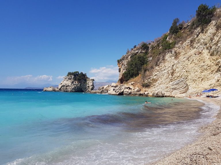 40 euro çadra e asnjë taksë shtetit, policia e Shqipërisë ndërmerr aksione në plazhe