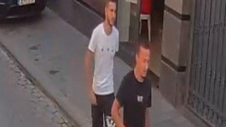 Këta dy persona po kërkohen për grabitje në Prizren, nëse i shihni lajmërojeni Policinë