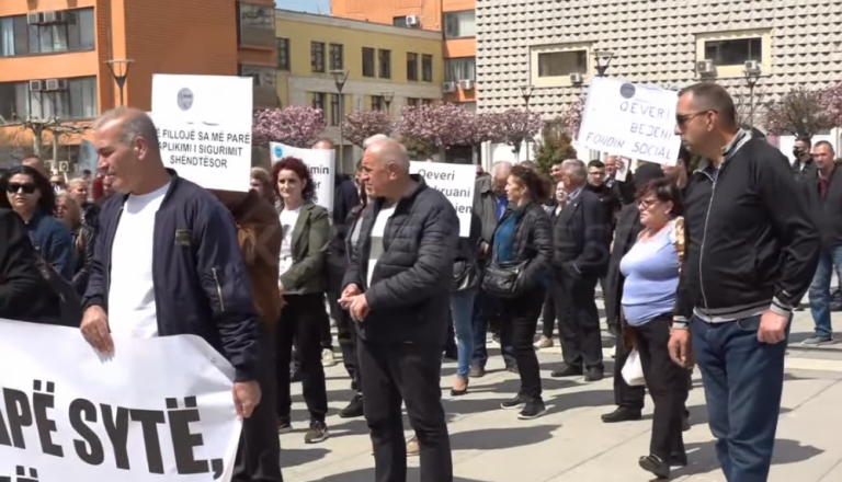 Punëtorët teknikë dhe ata të sigurimit në institucione shëndetësore paralajmërojnë protestë, kërkojnë 10 përqindëshin