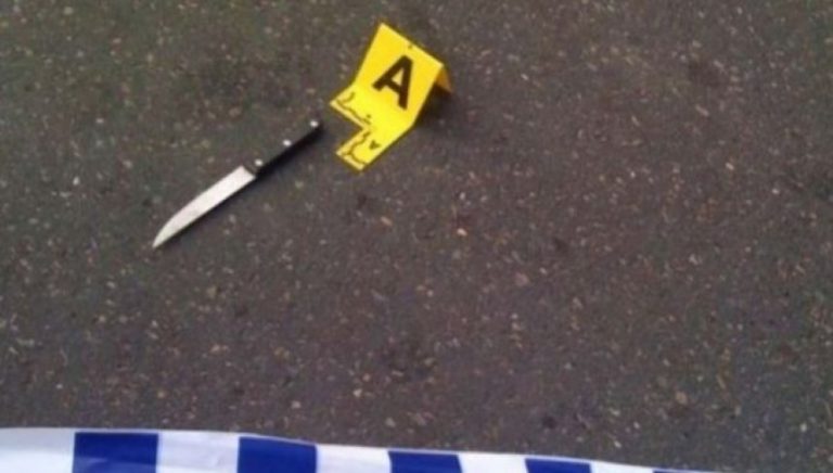 Një person ther me thikë tre policë në Prizren