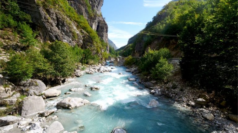 Turistët serbë bllokohen në Valbonë, vdes njëri prej tyre