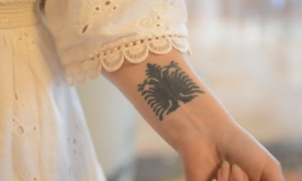 Gazetarja ukrainase bën tatuazh shqiponjën dykrerëshe