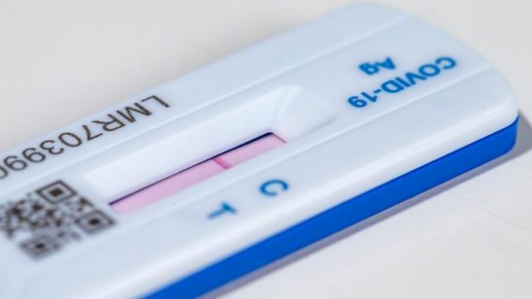 Simptoma e çuditshme e variantit të ri shumë ngjitës të COVID-19 që shfaqet vetëm natën