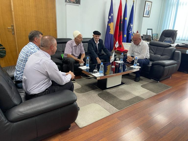 Latifi pret në takim dy nga 13 të mbijetuarit e masakrës së 31 marsit në Pastasel