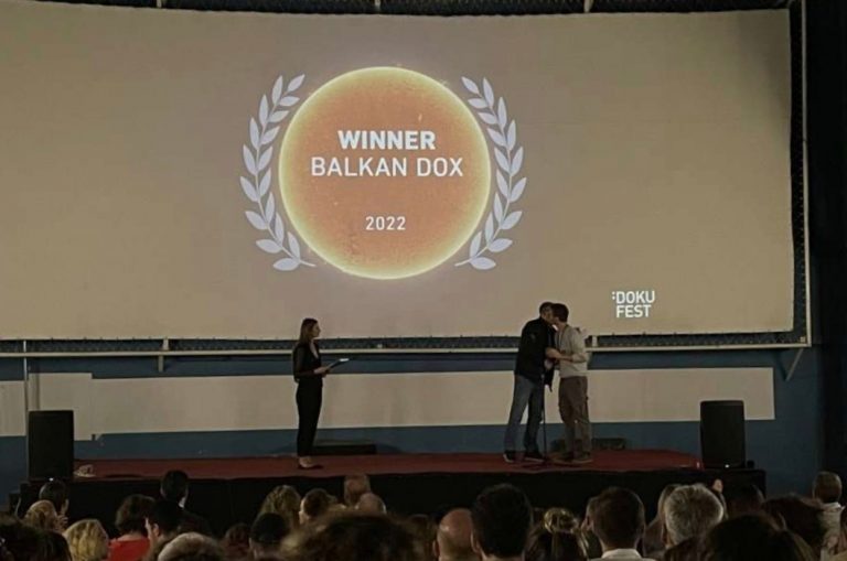 Mbyllet edicioni i 21-të i Dokufest-it, filmi më i mirë ballkanik është shpallur “Fabrika e punëtorëve”