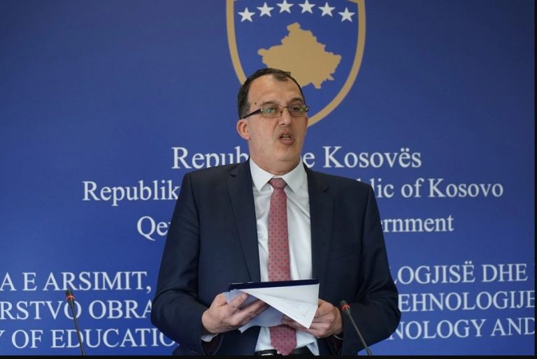 Pupovci: Arsimit në Kosovë i duhet rishikim i teksteve dhe shtim i inspektorëve