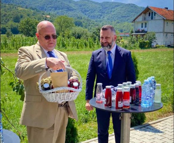 Ambasadori amerikan viziton ndërmarrësit në Shtërpcë