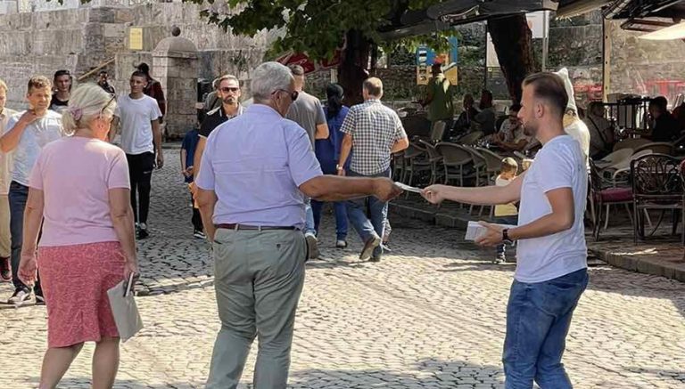 Komuna e Prizrenit shpërndanë materiale informuese për legalizimin e ndërtimeve pa leje