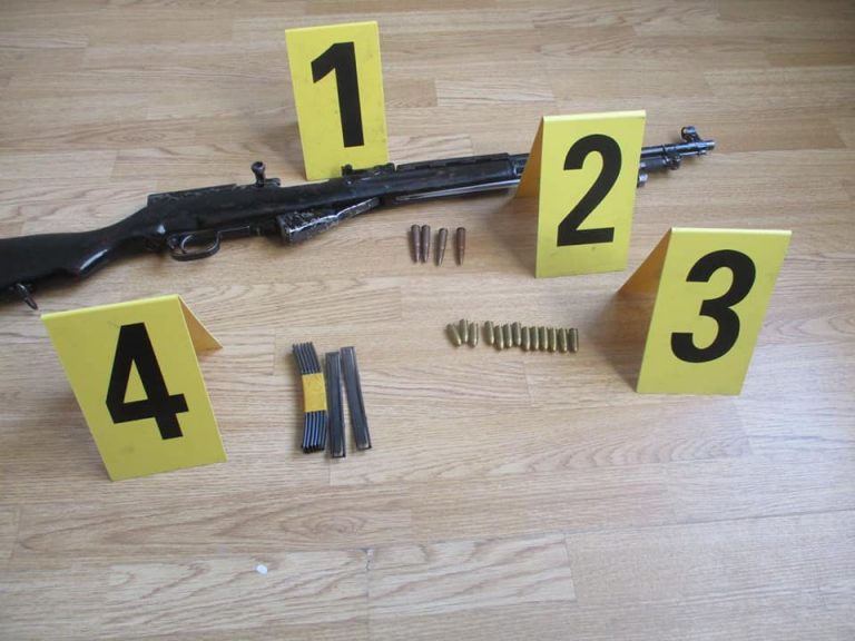 Policia në Prizren konfiskon 22 armë të zjarrit, iu bën thirrje qytetarëve për mospërdorim të armëve në gazmende familjare