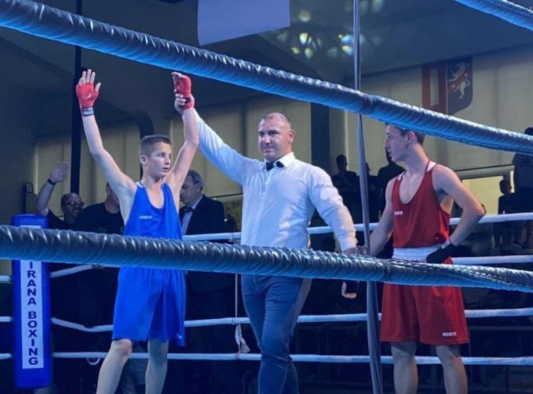 Boksieri i talentuar, Ensar Badalli, përfaqëson Kosovën në Kampionatin Evropian për shkollarë