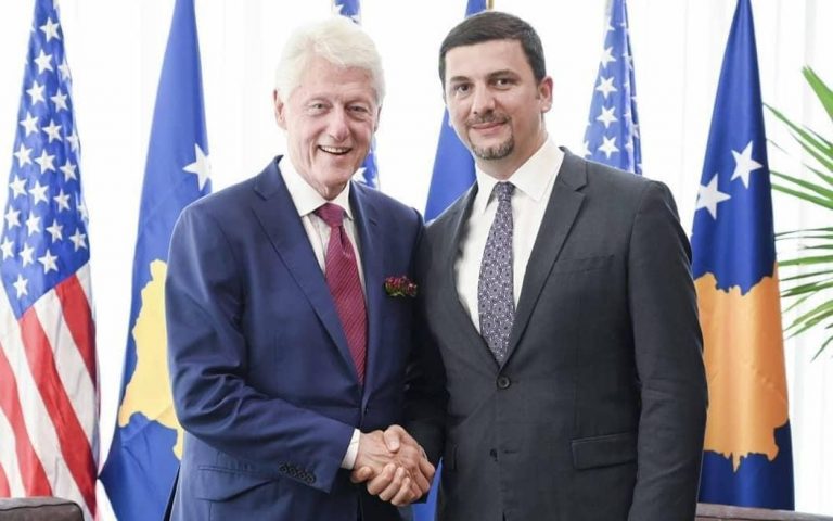 Krasniqi, Bill Clintonit për ditëlindje: Urime miku i përjetshëm i popullit të Kosovës