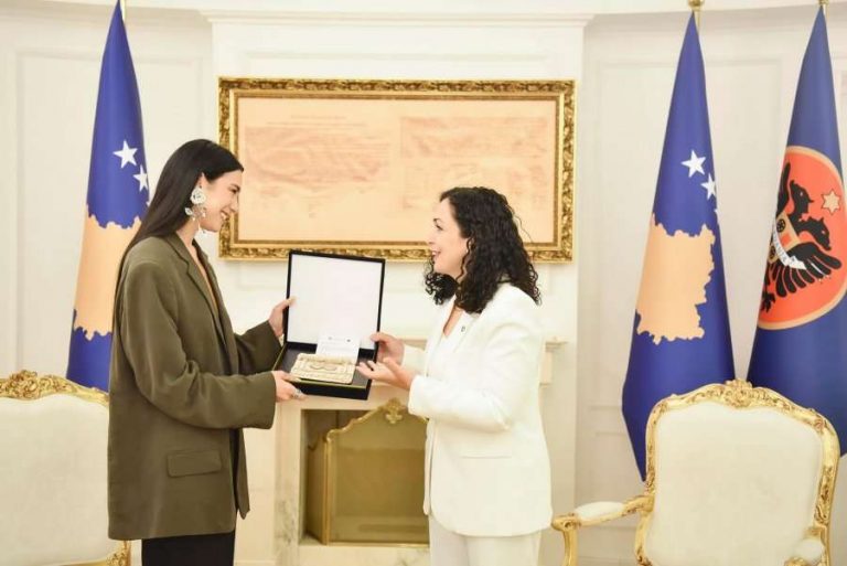 Dua Lipa përsërit: Rinia e Kosovës meriton liberalizimin e vizave