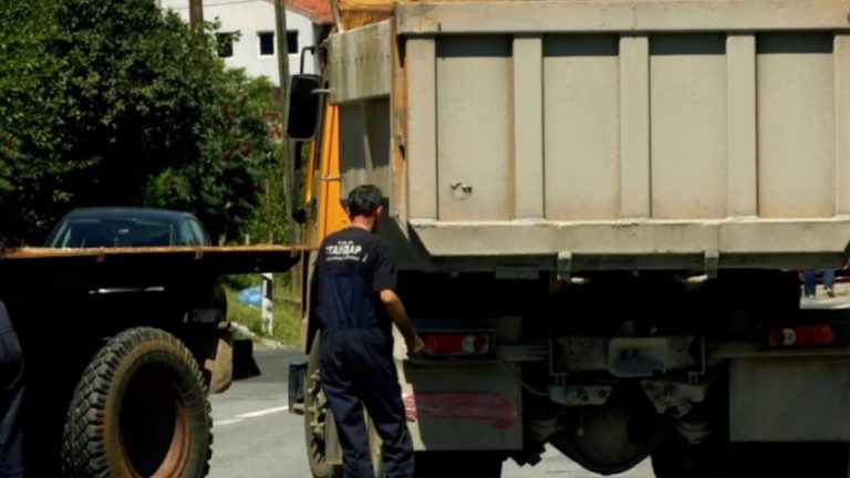 Disa kamionë që bllokuan rrugët në veri ishin të kompanisë “Standard”, ku drejtor është Rakiqi