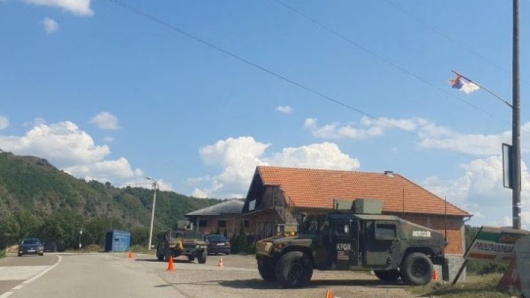 Ushtarë të KFOR-it pozicionohen në drejtim të pikave kufitare Jarinë dhe Bërnjak