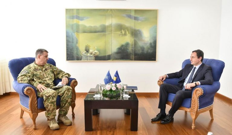 Kajari e njoftoi Kurtin për praninë e KFOR-it për të garantuar paqe e siguri në veri të Ibrit