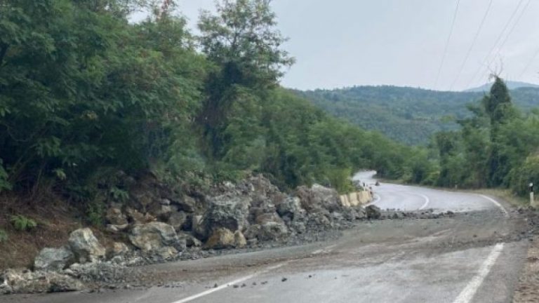 Ministria e Infrastrukturës thotë se rruga Mitrovicë-Leposaviq mbetet e bllokuar