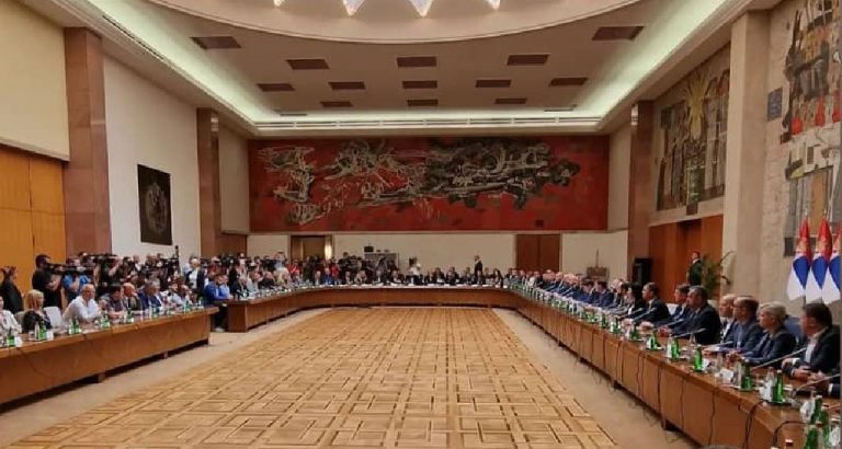 Fillon takimi i Vuçiqit me serbët e Kosovës