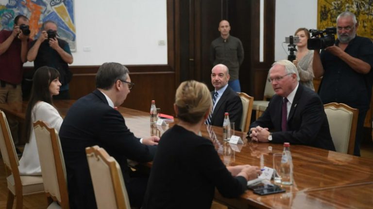 Vuçiq në takimin me Hill: Serbët që jetojnë në Kosovë kërkojnë formimin e Asociacionit