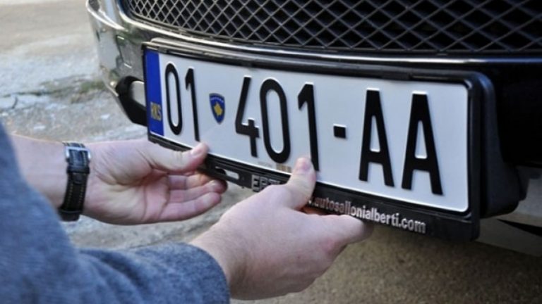 Për tetë ditë, vetëm tri automjete i kthyen targat në RKS