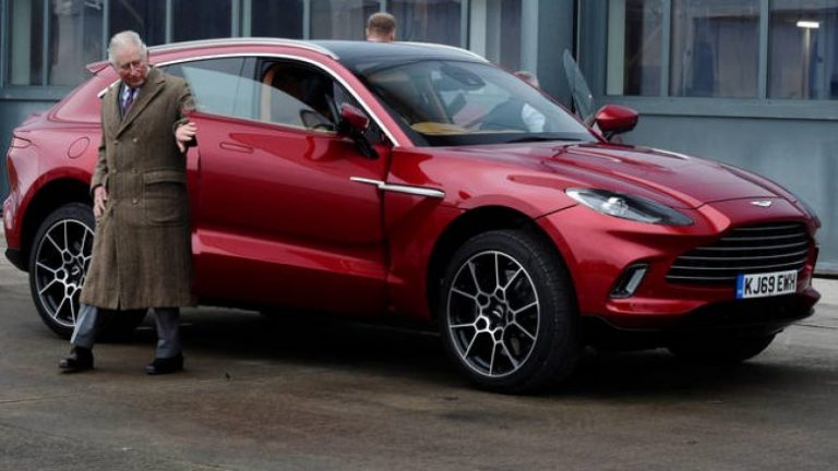 Mbreti zotëron të gjitha mjellmat në Britani, udhëton pa pasaportë dhe vozit pa patentë – disa prej privilegjeve të Mbretit Charles III