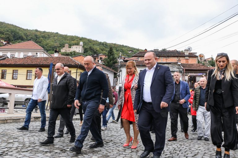 Haradinaj nis turneun për bashkëbisedim me qytetarët, ndalesa e parë në Prizren