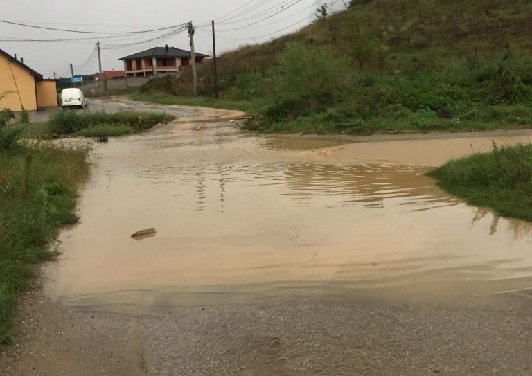 Qeveria: Është nisur nga Prishtina një njësi me pompa për tërheqjen e ujit në zonat e vërshuara