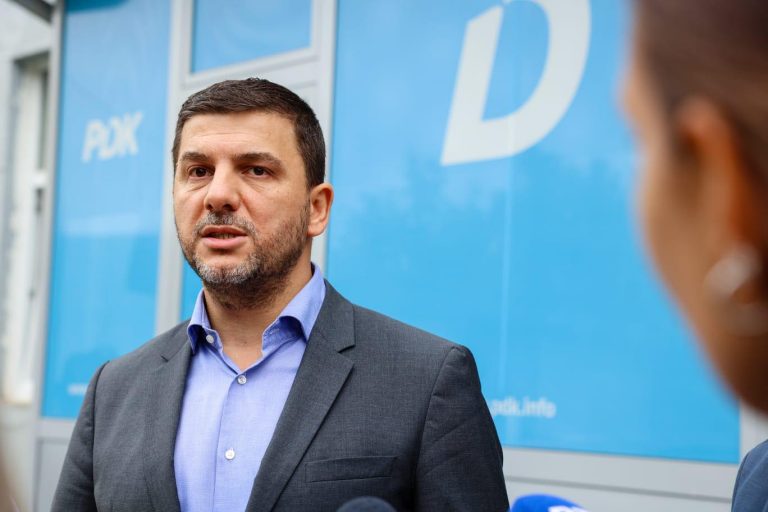 Krasniqi-Kurtit: Kryeministër, lej pallavrat, qiti rrogat