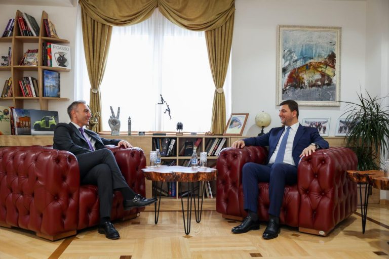 Krasniqi në vizitë zyrtare në Maqedoni të Veriut, pritet nga Grubi