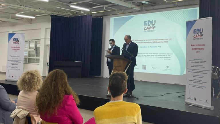 Kryetari Totaj, mori pjesë në hapjen e kampit veror në Prizren “Education Unlimited 2022″