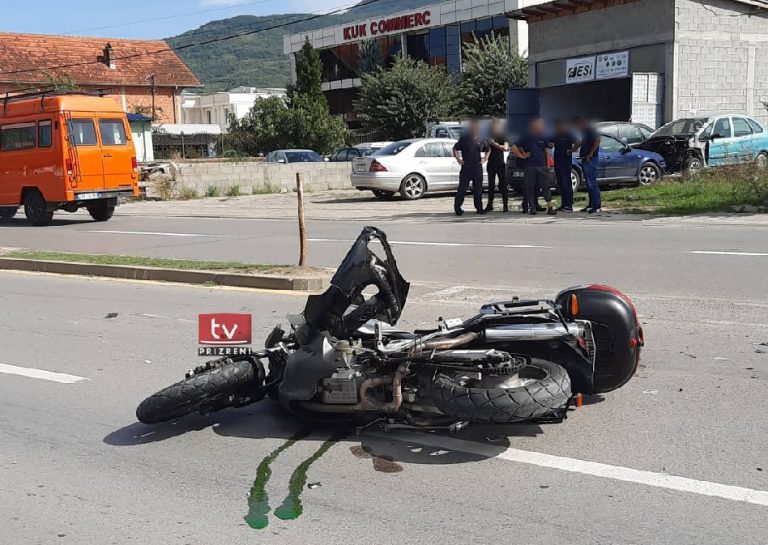 Aksident mes një veture dhe një motoçiklisti në magjistralen Prizren- Vërmicë