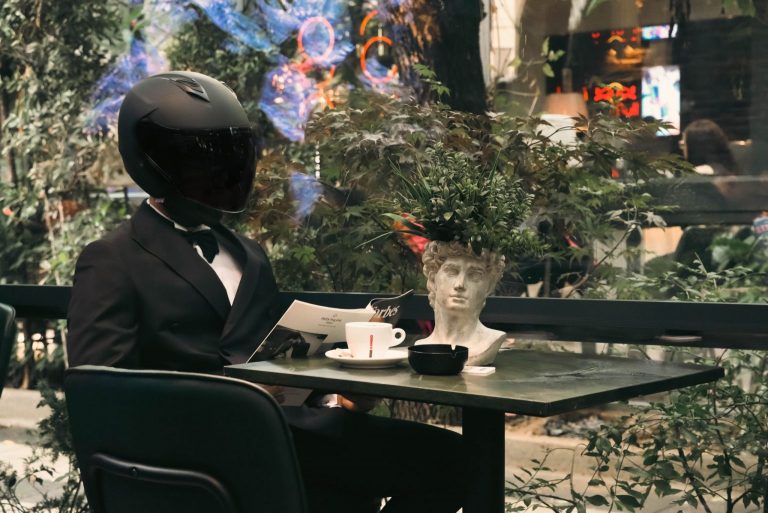 Kush fshihet prapa Helmetës së Zezë që po shëtitet në Prishtinë?