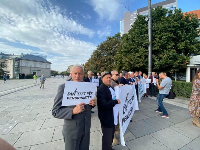 Pensionistët i presin me lule e pankarta deputetët: Ndryshojeni ligjin