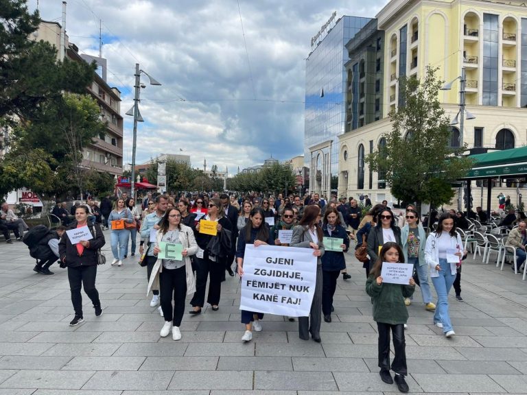 Protestojnë prindërit – kundërshtojnë grevën, kërkojnë hapjen e çerdheve
