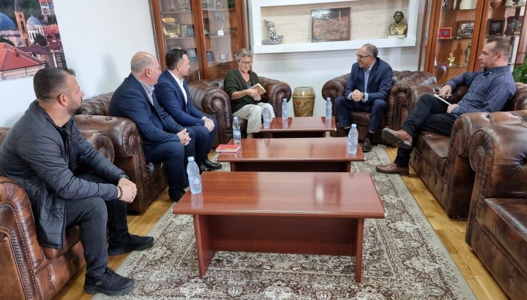 Kryetari Totaj, priti në takim, Miriam Pikaar nga Caritas Europa si dhe përfaqësuesit e Caritas-it në Kosovë