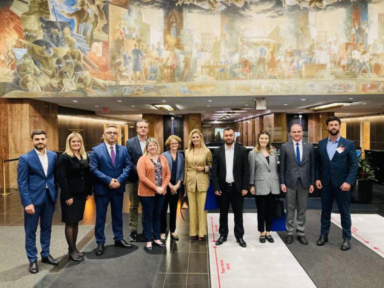 Në Amerikë “bashkohen” deputetët e pushtetit dhe opozitës