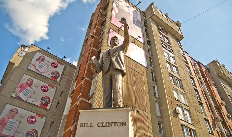 Gazeta austriake për Kosovën: Korbat, pëllumbat dhe Bill Clinton!