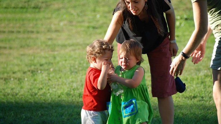 Mësoni fëmijët të ndajnë gjërat me fëmijët e tjerë