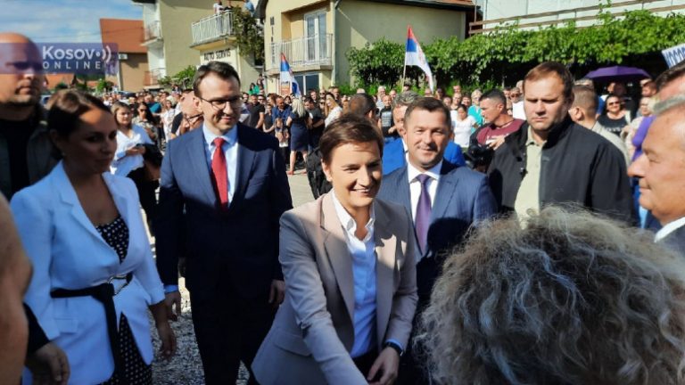 Slobodna Dalmacija: Serbia de fakto e njohu Kosovën, Vuçiqi do ta “sakrifikojë” Bërnabiqin