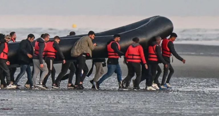 Truss merr “frenat” e qeverisë në Britani, cili do të jetë fati i shqiptarëve që kalojnë “La Manshin” me gomone