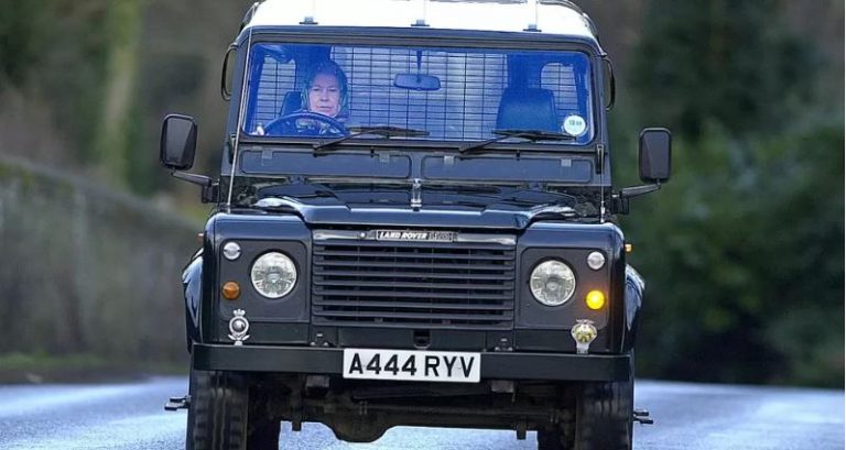 Mbretëresha Elizabeth II: Një jetë në Land Rovers (FOTO)