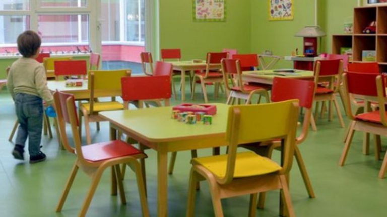 Të entjen prindërit protestojnë në Prishtinë kundër mbylljes së çerdheve