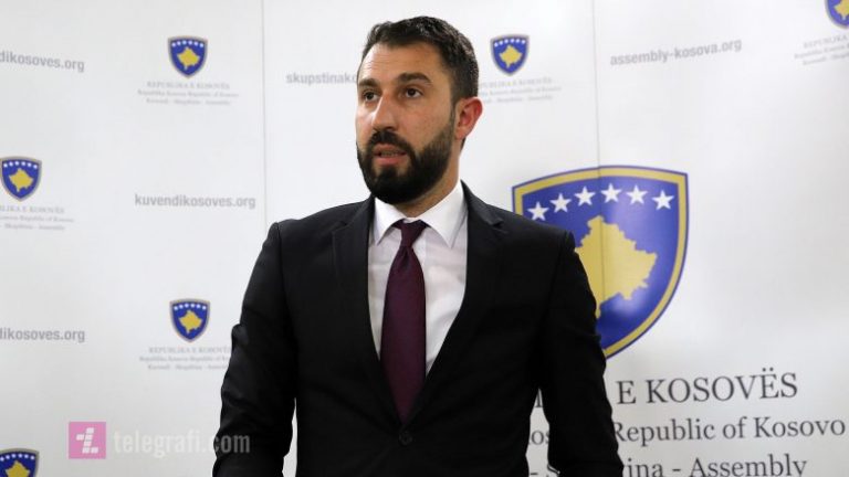 Krasniqi ju bën thirrje kryetarëve të komunave: Bëjuni presion operatorëve të përfundojnë projektet