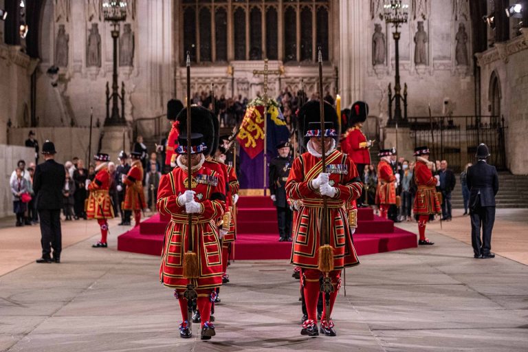 Fakte interesante që mund të mos i keni ditur për rojat e nderit të mbretërisë, që kujdesen për arkivolin e Mbretëreshës