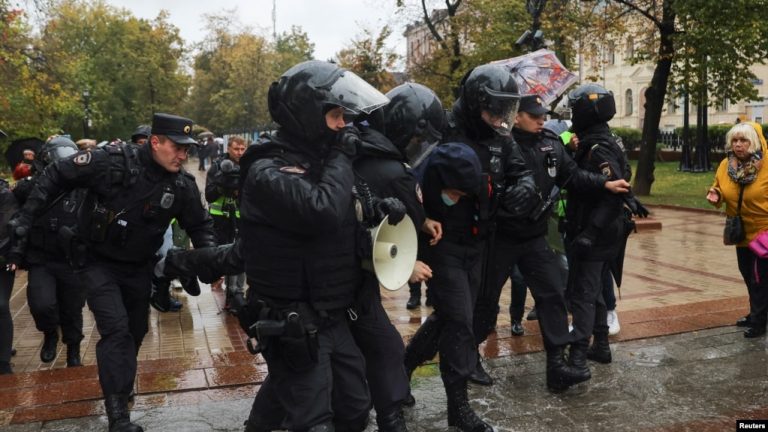 Policia ruse bllokon protestat kundër mobilizimit ushtarak, qindra të arrestuar në protesta