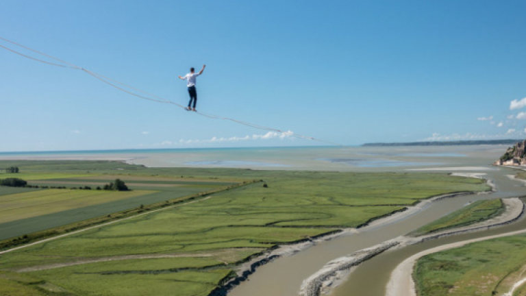 Francezi thyen rekord duke ecur rreth 2 km në një lartësi mbi 1000 metra