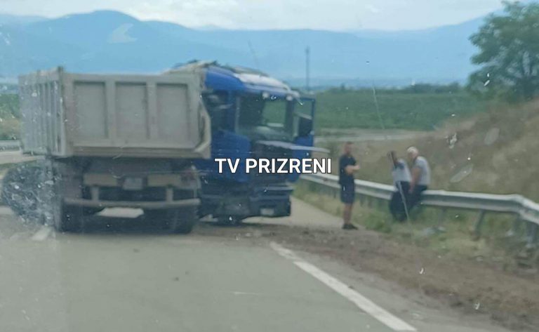 Vetaksidentohet një kamion në Autostradë