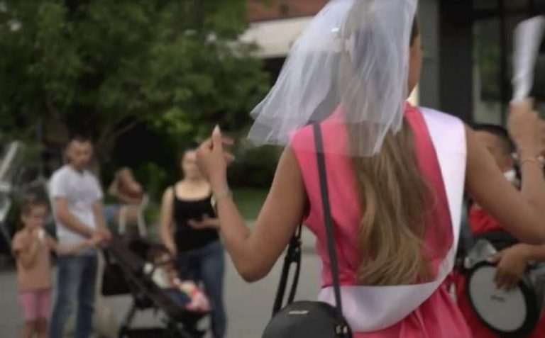 Shqiptarët në diasporë: Familjet duan të vendosin për martesat e tyre – të rinjtë i luftojnë