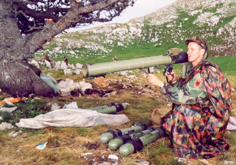 Publikohen imazhe të rralla të ushtarëve të UÇK-së – FOTO